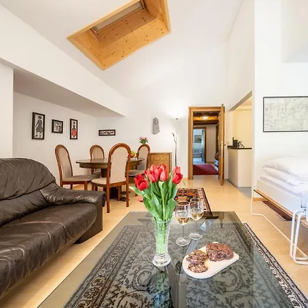 2403 Charmante Dachwohnung Mit Hohen Decken Und Suedbalkon アパート *